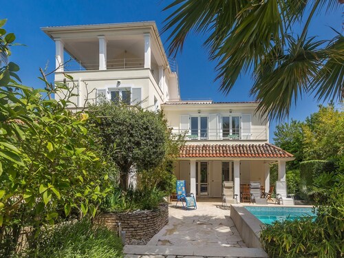 Deluxe Apartment in Premantura With a Shared Swimming Pool