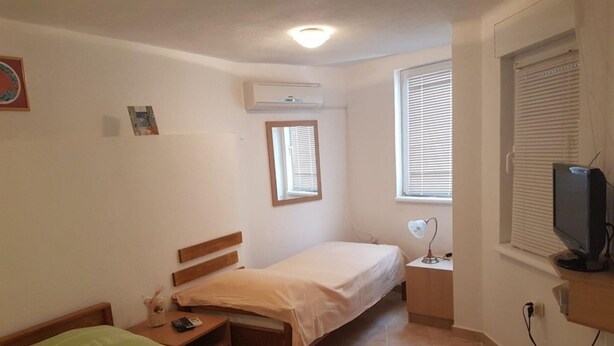Unclassified image, 1 of 8, button - Comfy Apartment in Jezera With Garden (Tisno)