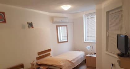 Comfy Apartment in Jezera With Garden