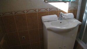 Unclassified image, 5 of 8, button - Comfy Apartment in Jezera With Garden (Tisno)