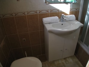 Apartment | Bathroom | Shower, towels