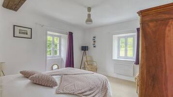 House | 2 bedrooms, individually furnished, iron/ironing board, bed sheets