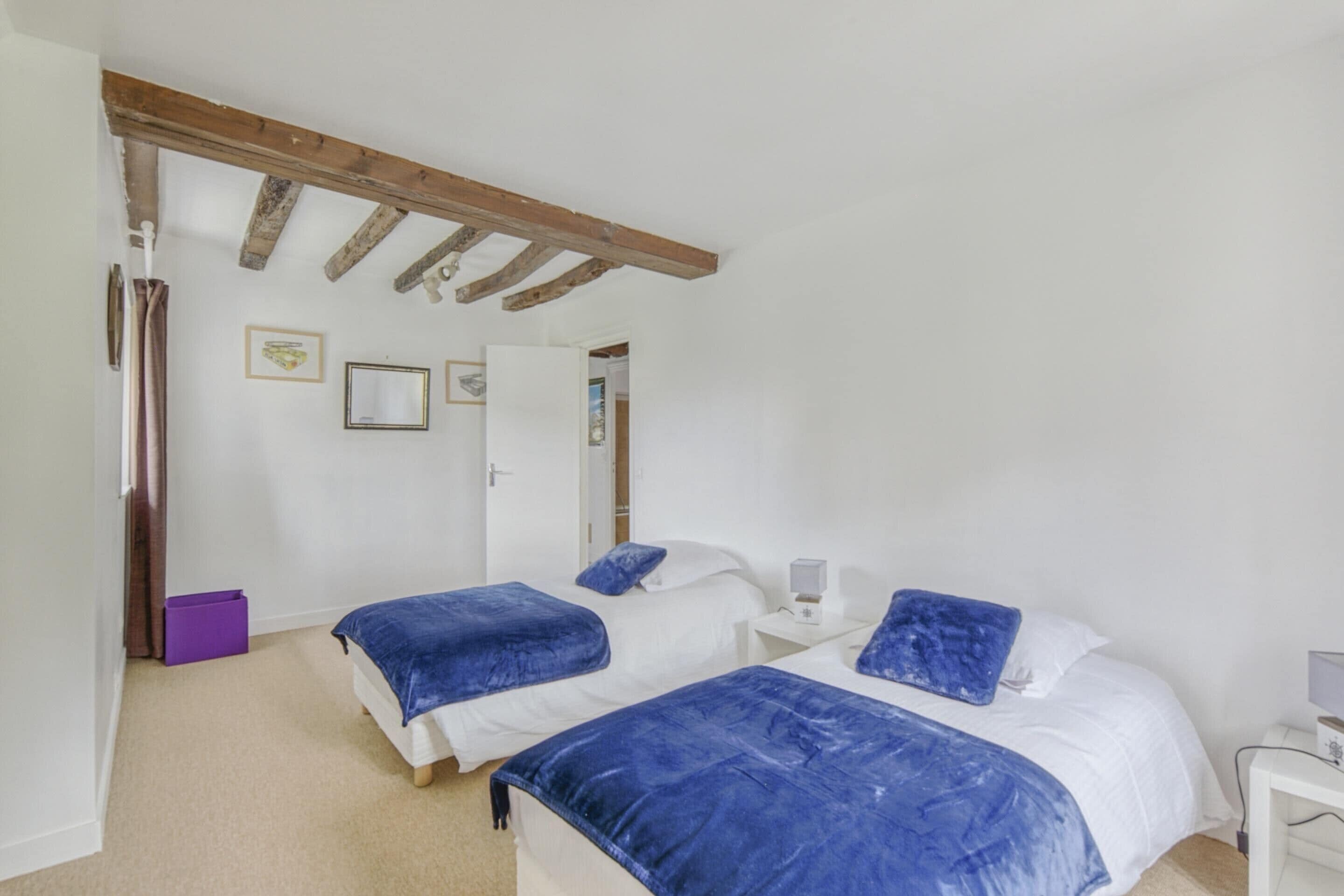 House | 2 bedrooms, individually furnished, iron/ironing board, bed sheets