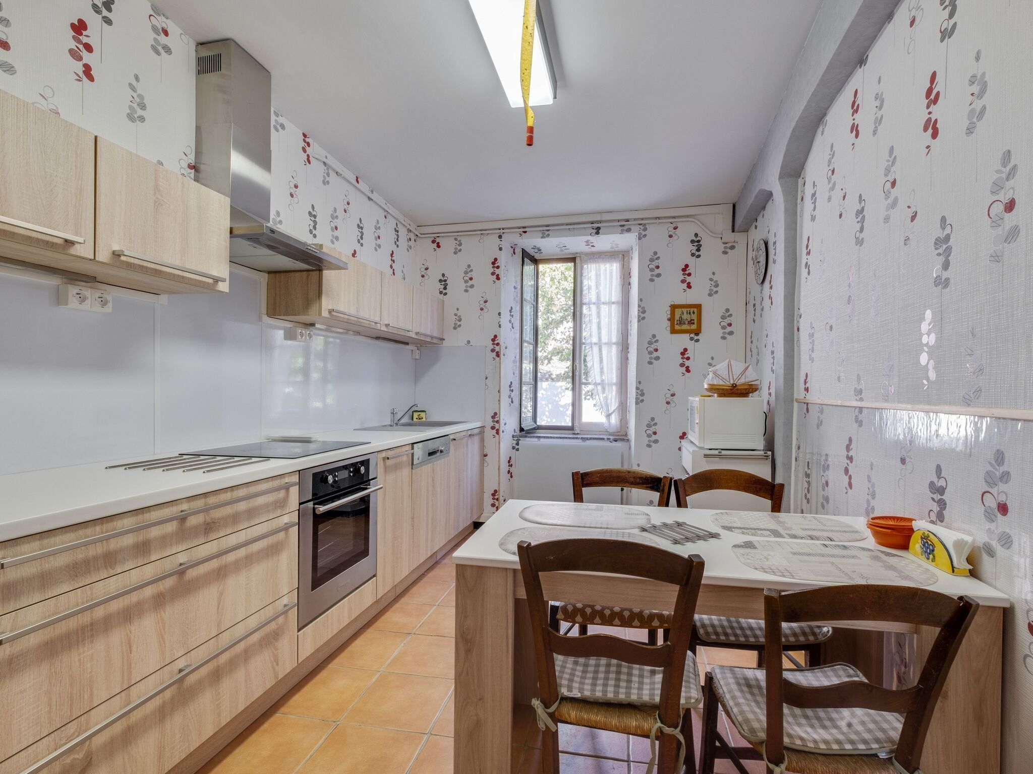 Lemari es, microwave, oven, dan kompor