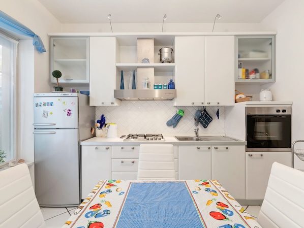Fridge, oven, coffee/tea maker, highchair - Restful Apartment in Sanremo With Balcony (Sanremo)