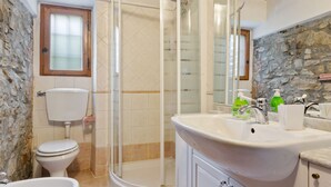 Shower, towels - Heritage Villa in Poggio Alla Croce With Swimming Pool (Figline e Incisa Valdarno)