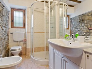 Shower, towels - Heritage Villa in Poggio Alla Croce With Swimming Pool (Figline e Incisa Valdarno)