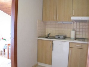 Fridge, stovetop, coffee/tea maker, electric kettle