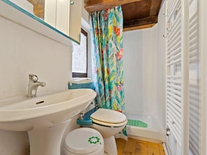 House | Bathroom | Shower, towels - Lovely Holiday Home in Montaner With Patio (Sarmede)