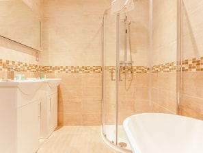 Apartment | Bathroom | Shower, towels
