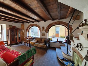 House | Living room | Fireplace, DVD player - Alluring Holiday Home in Gavi With Garden (Gavi)