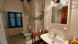 Huis | Badkamer | Een douche, handdoeken