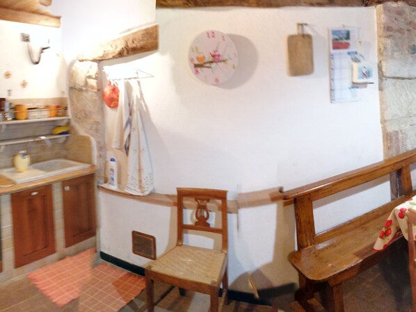 Fridge, oven, coffee/tea maker, highchair - Alluring Holiday Home in Gavi With Garden (Gavi)