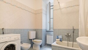 Bathroom - Traditional Holiday Home in Moneglia With Private Terrace (Moneglia)