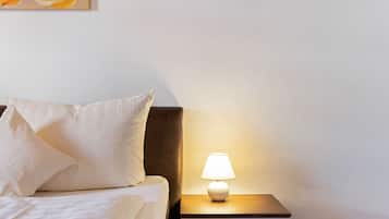 2 Schlafzimmer, individuell eingerichtet, Bettwäsche