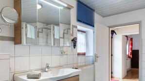Apartment | Bathroom | Bathtub, hair dryer, towels - Pleasant Apartment in Kunreuth With Private Terrace (Kunreuth)