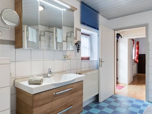 Apartment | Bathroom | Bathtub, hair dryer, towels - Pleasant Apartment in Kunreuth With Private Terrace (Kunreuth)