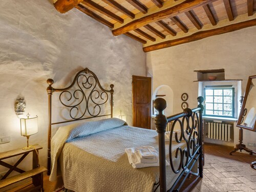 Deluxe Apartment in Montefiridolfi With Swimming Pool