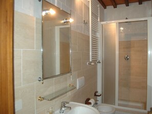 Shower, bidet, towels - Cosy Holiday Home in Radda in Chianti With Swimming Pool (Radda in Chianti)