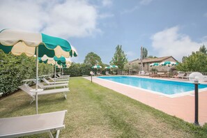 Outdoor pool - Holiday Home in Magione Near Lake Trasimeno (Magione)