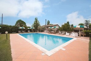 Outdoor pool - Holiday Home in Magione Near Lake Trasimeno (Magione)