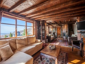 House | Living room | TV, fireplace, MP3 dock