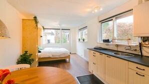 Fridge, microwave, oven, stovetop - Alluring Bungalow in Castricum With Garden (Castricum)