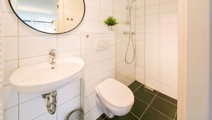 Shower, towels - Alluring Bungalow in Castricum With Garden (Castricum)