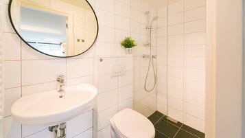Een douche, handdoeken