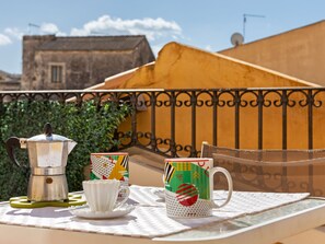 Outdoor dining - Simplistic Holiday Home in Ortigia With Terrace (Syracuse)