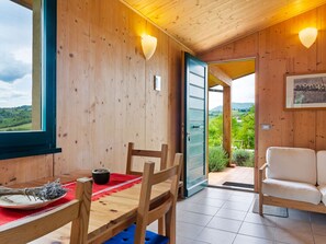Cottage | Private kitchen | Fridge, oven, toaster