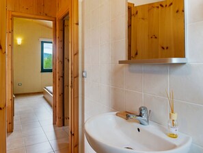 Cottage | Bathroom | Shower, towels