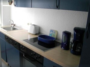Wasserkocher mit Kaffee-/Teezubehör, Mikrowelle, Geschirrspüler