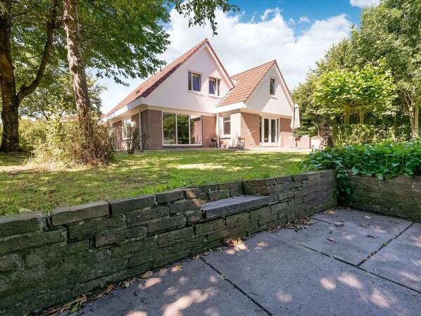 Exterior - Modern Holiday Home in Zeewolde With a Swimming Pool (Zeewolde)