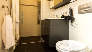 Casa | Baño | Regadera, secadora de cabello, toallas 