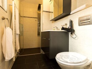 House | Bathroom | Shower, hair dryer, towels - Spacious Holiday Home in Windeck With Garden (Windeck)