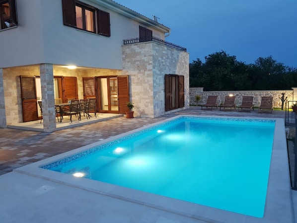 Outdoor pool, sun loungers