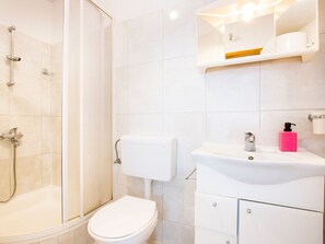 Buồng tắm vòi sen, khăn tắm 