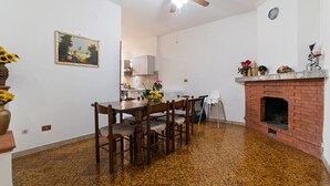 Dining - Attractive Apartment in Pimonte With Balcony (Pimonte)