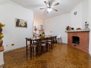 Dining - Attractive Apartment in Pimonte With Balcony (Pimonte)