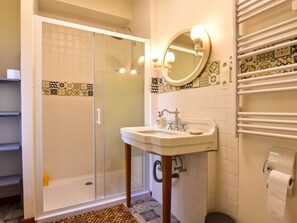 House | Bathroom | Combined shower/tub, towels - Authentic Mansion in Masseret With Heated Pool and Garden (Masseret)