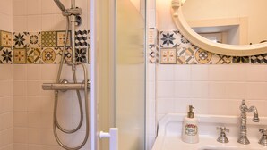 Maison | Salle de bain | Ensemble baignoire-douche, serviettes fournies