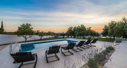 Luxurious Villa in Debeljak With Swimming Pool