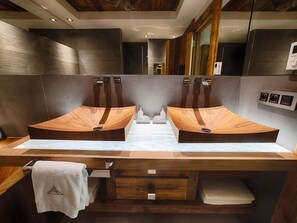 Bathroom - Luxury Chalet With Swimming Pool and Jacuzzi, in the Heart of the Mountains (Tignes)