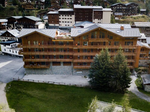 Luxury Chalet With Swimming Pool and Jacuzzi, in the Heart of the Mountains