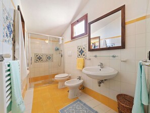 House | Bathroom | Bathtub, towels