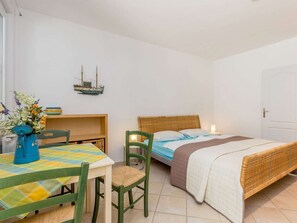 Apartment | 3 bedrooms, individually furnished, iron/ironing board