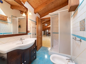 Apartment | Bathroom | Shower, towels