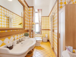 Ferienhaus | Badezimmer | Duschwanne, Handtücher