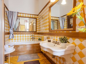 Bathroom - Graceful Holiday Home in Roma Near St Joseph 8 (Rome)